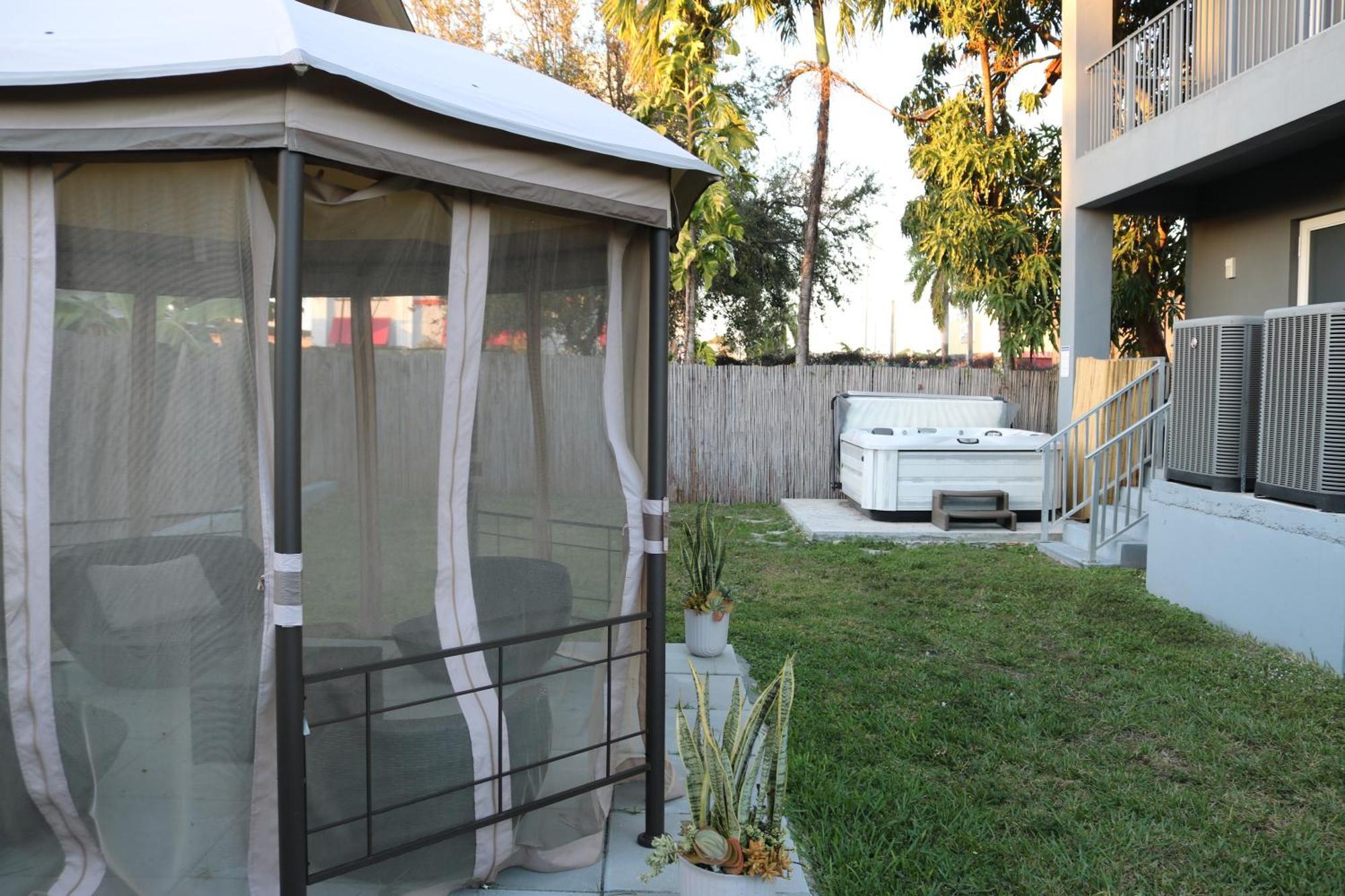 Modern Retreat, Hot Tub And Gazebo Oasis Villa