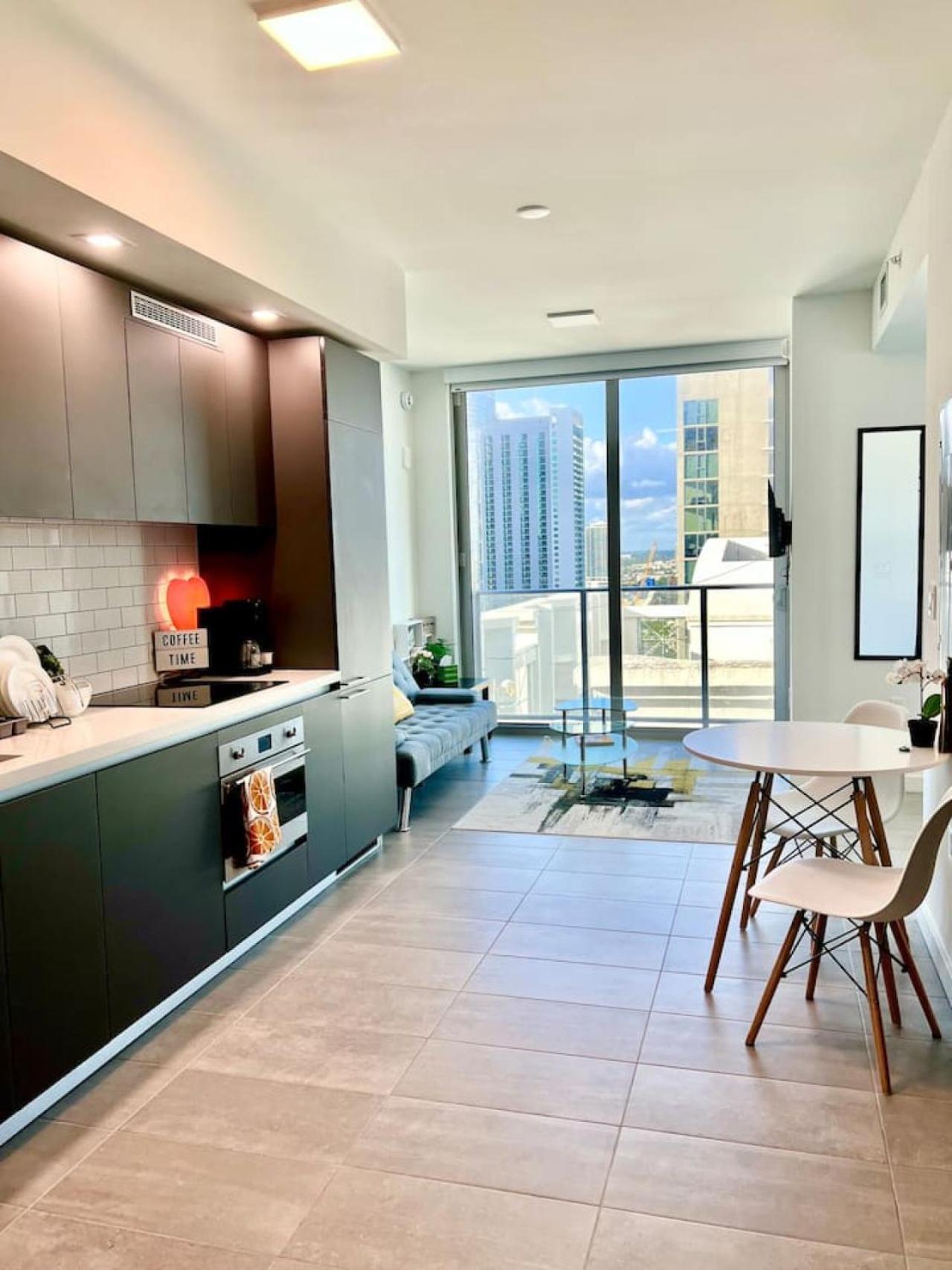 Ocean View Entire In Downtown With Pool And Gym *