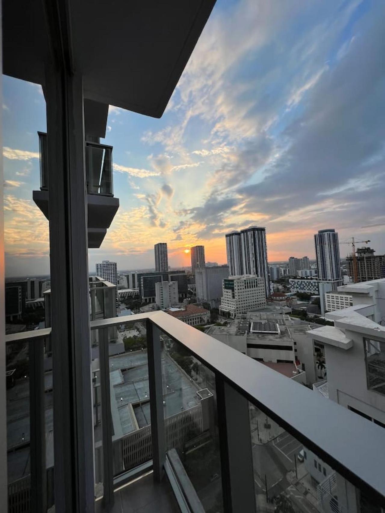 Ocean View Entire In Downtown With Pool And Gym *