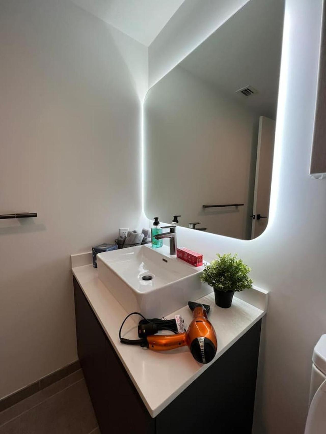 Ocean View Entire In Downtown With Pool And Gym *