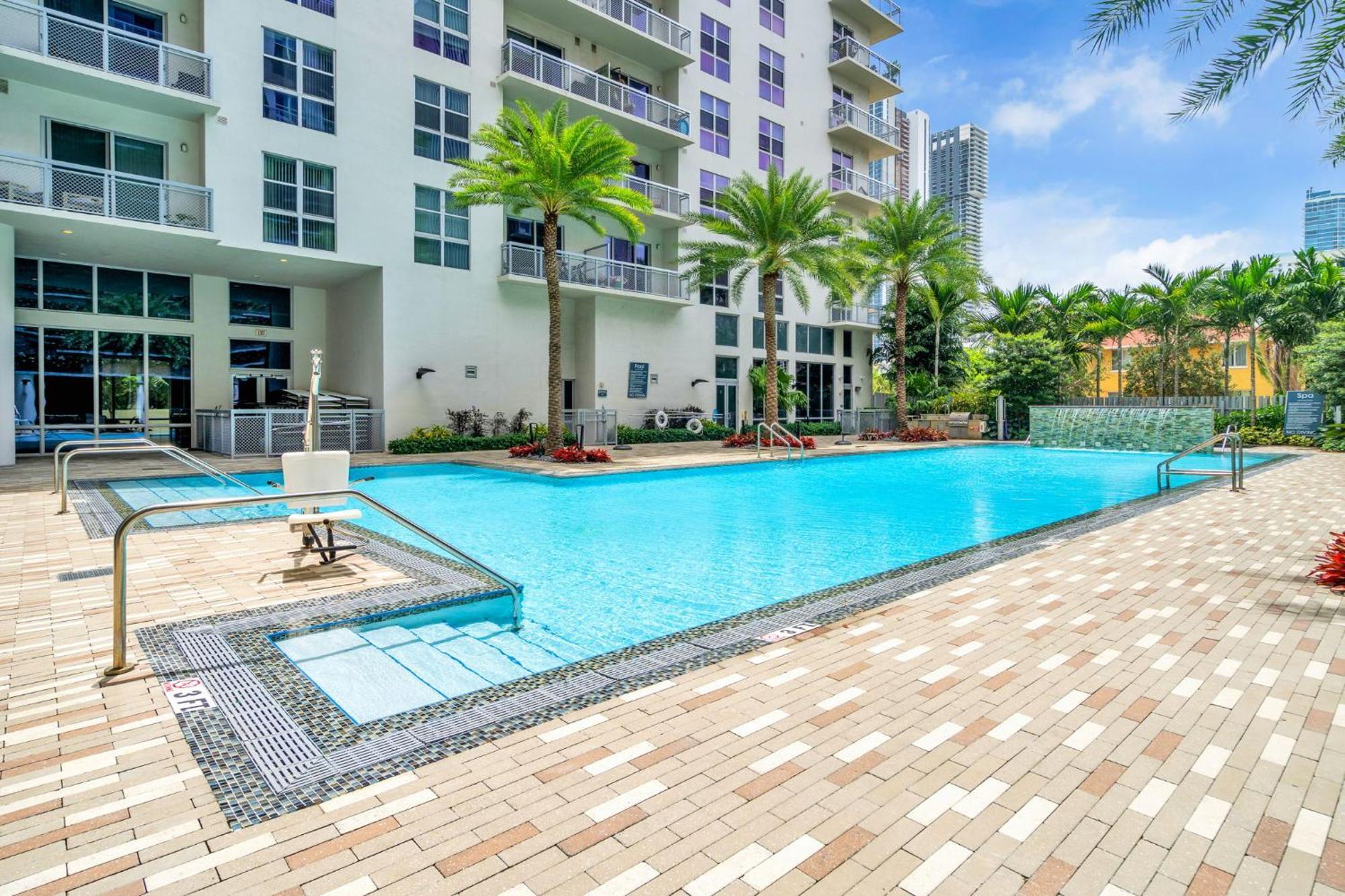 Luxury 2br With Views On Biscayne Blvd Miami