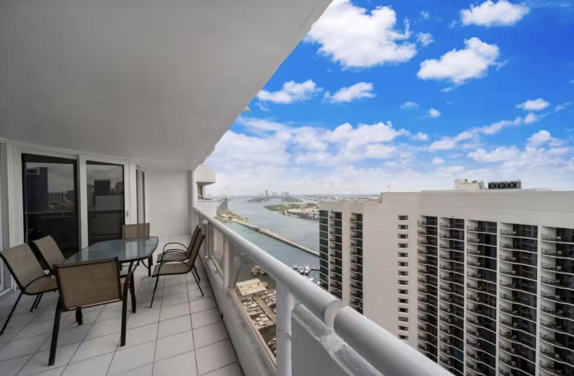 Apartamento 4 Bedroom With Stunning Balcony View