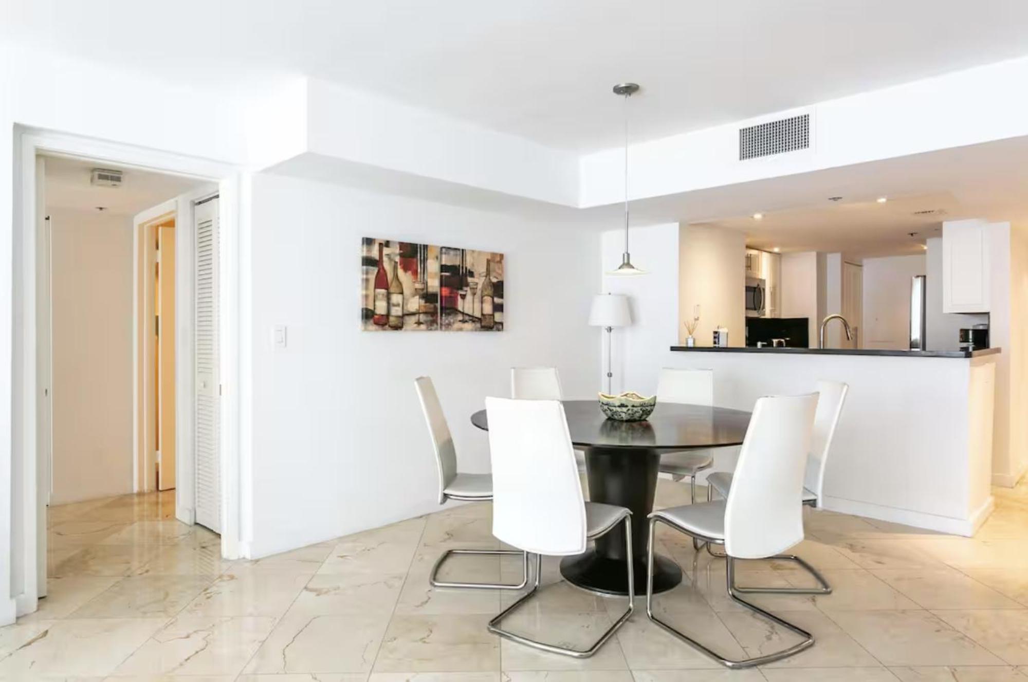 4 Bedroom With Stunning Balcony View *