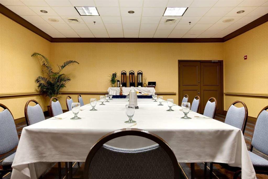 Hotel Doubletree By Hilton Airport & Convention Center 4*