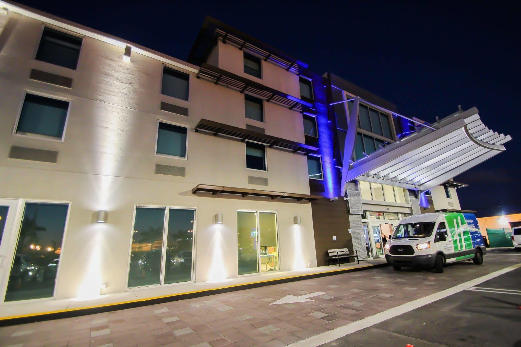 Express & Airport East By Ihg Hotel Miami