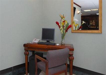 Rodeway Airport Hotel