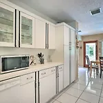 Home With Pool In Upscale Pinecrest Village