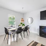 Lovely Apartment 3 Bedrooms 2 Bathroom At Liberty City