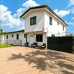 New 2Bedroom 2Bath House With Private Backyard & Jacuzzi