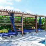 Awesome Apt With Pool In Midtown Miami