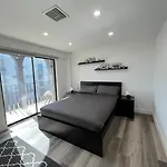 Reach-Miami Hosting: Luxury Apartment Near Brickell