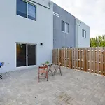 Amazing Town House 15 Min From The Beach Wfree Parking