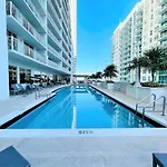 Airbnb-Friendly Balcony Brickell Condo With Parking