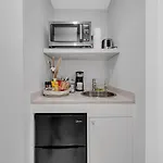 Pvt Bdrm, Close To Airport & Cruise Terminal