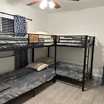 Bekahouse Hostel With Parking, Backyard And Laundry