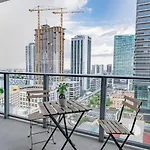Luxurious 2-Bed Apartment With Breathtaking Bay Views!!