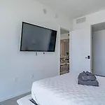 Luxurious 2-Bed Apartment With Breathtaking Bay Views!!