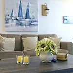 1Bed 1Bath Steps To Marina & Cocowalk In Grove