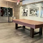 Amazing Studio Located In Upscale-Prime Location. Walking Distance To Restaurant