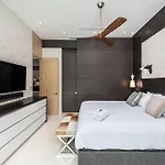 Villa In The Design District With Heated Pool Sleeps 10