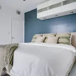 Chic Penthouse: 3Br X Pool X Gym X 2 Parking Spots