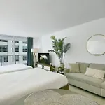 Glam Studio: Sleeps 4 X Pool X Gym X Parking