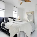 Chic Penthouse: 3Br X Pool X Gym X 2 Parking Spots