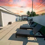 Modern 6 Bedroom Home With Pool And Bbq In Miami L34