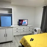 Serene Full Bed With 50 Inch Smart Tv, Netflix, Airplay, Mini-Fridge, And 500 Mbps Wifi Near Fiu, Dolphin Mall, Airport