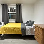 Serene Full Bed With 50 Inch Smart Tv, Netflix, Airplay, Mini-Fridge, And 500 Mbps Wifi Near Fiu, Dolphin Mall, Airport