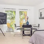 One Bedroom Apartment - With Parking & Balcony - Heart Of Wynwood