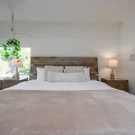 Boho House - Stylist Home With Parking And Large Yard