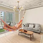 Urban Retreat - Location Pool Gym & Parking