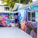 Cozy & Colorful Miami Art Canvas W/Hottub & Murals