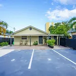 2 Bd Home W/ Private Parking, Private Yard & W/D