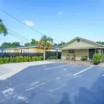 2 Bd Home W/ Private Parking, Private Yard & W/D