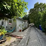 Quiet & Centrally Located House - Private Parking, Laundry And Storage For Luggage