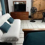 Cozy Queen Bed Studio With 60 Inch Smart Tv, Netflix, Airplay, Mini-Fridge, And 500 Mbps Wifi Near Fiu, Dolphin Mall, Airport