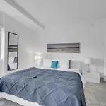 Subtle 2 Bed In Edgewater Near Downtown With Free Parking