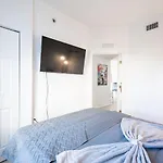 Subtle 2 Bed In Edgewater Downtown With Free Parking