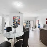 Subtle 2 Bed In Edgewater Downtown With Free Parking