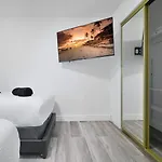 Vacay Spot Wynwood Jungle Getaway, Shower Massage Jets, Bbq, Patio Led Vibes, Prime Loc! 6 Blocks Away From Bars, Nite Clubs, Res, Shops