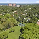 Summer Estate - Pool Parking & Prime Location