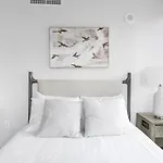 Landing Modern Apartment With Amazing Amenities