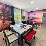 Vacay Spot Happy Escape 15 Min Beach Massage Shower Prime Loc! 6 Blocks Away From Bars, Nite Clubs, Res, Shops