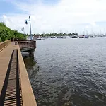 City View Balcony Steps From Restaurants, Peacock Park & Marina