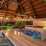 Blockchain - Acre Lot W/ Pool-Hot Tub-Bars-Tiki-Games-Theater!