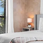 Entire Villa, North Miami Beach With Pool On Canal!