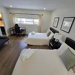 Luxurious & Spacious Townhouse In Prime Location