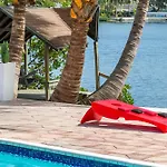 Tropical Waterfront Family Oasis - Amazing Location